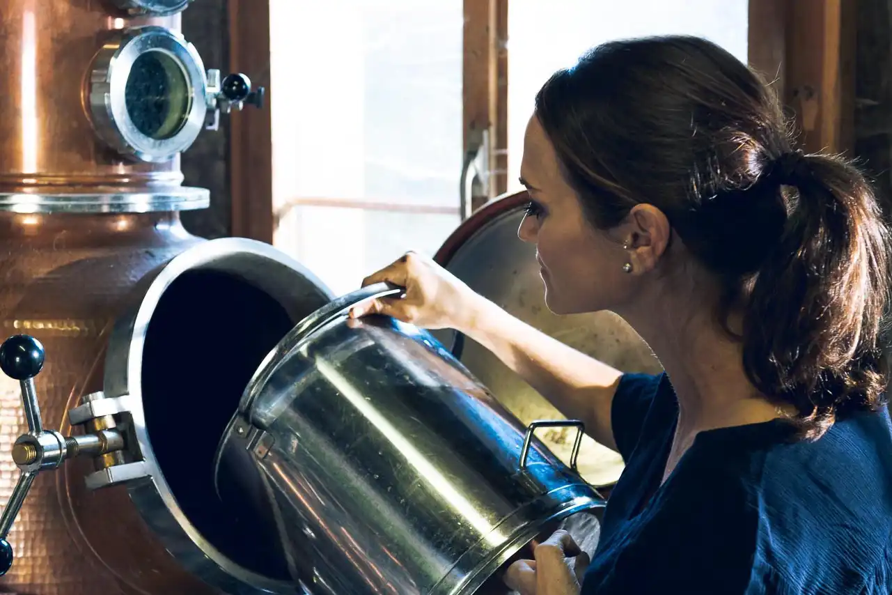 Christa Falkensammer während der Obstbrand-Produktion auf dem Hof Allenwinden in Kappel am Albis