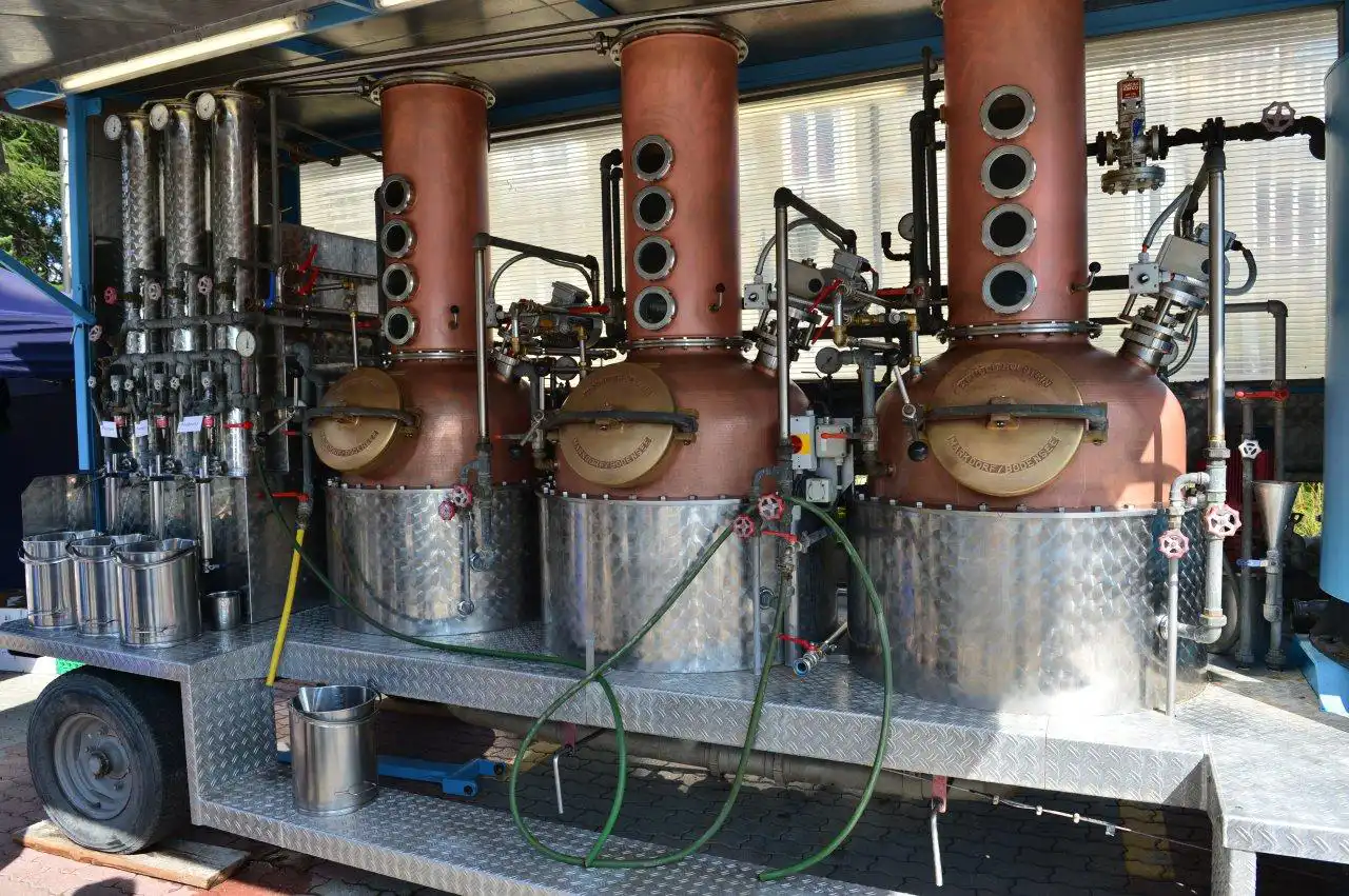 Mobile Brennanlage auf einem Anhänger der Lohnbrennerei Keiser in Baar
